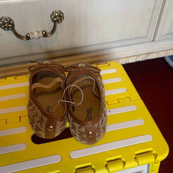 NWOT Michael Kors Kid Flats - Picture 2 of 3